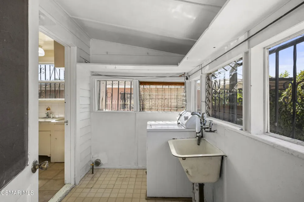3627 Flower Street Huntington Park, CA 90255