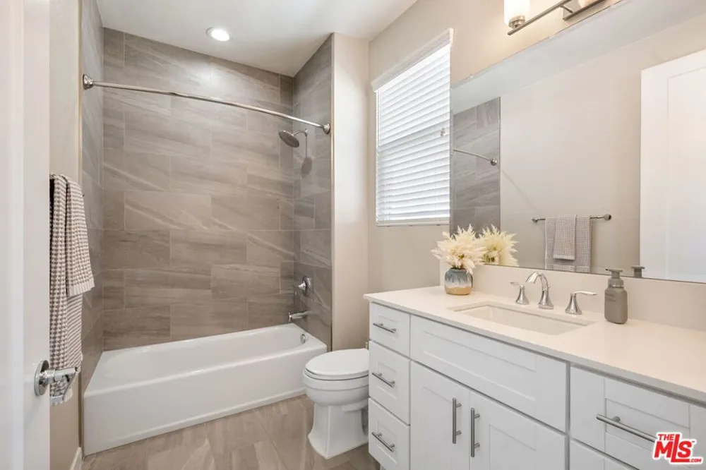 4378 Paxton Place Calabasas, CA 91302