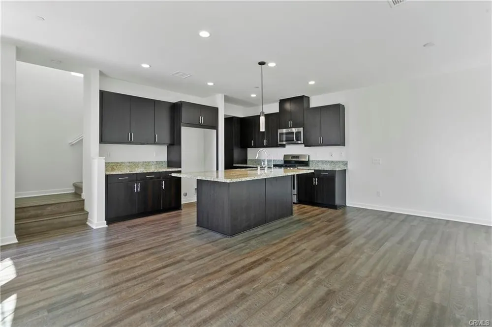 80 Savannah Lake Forest, CA 92630