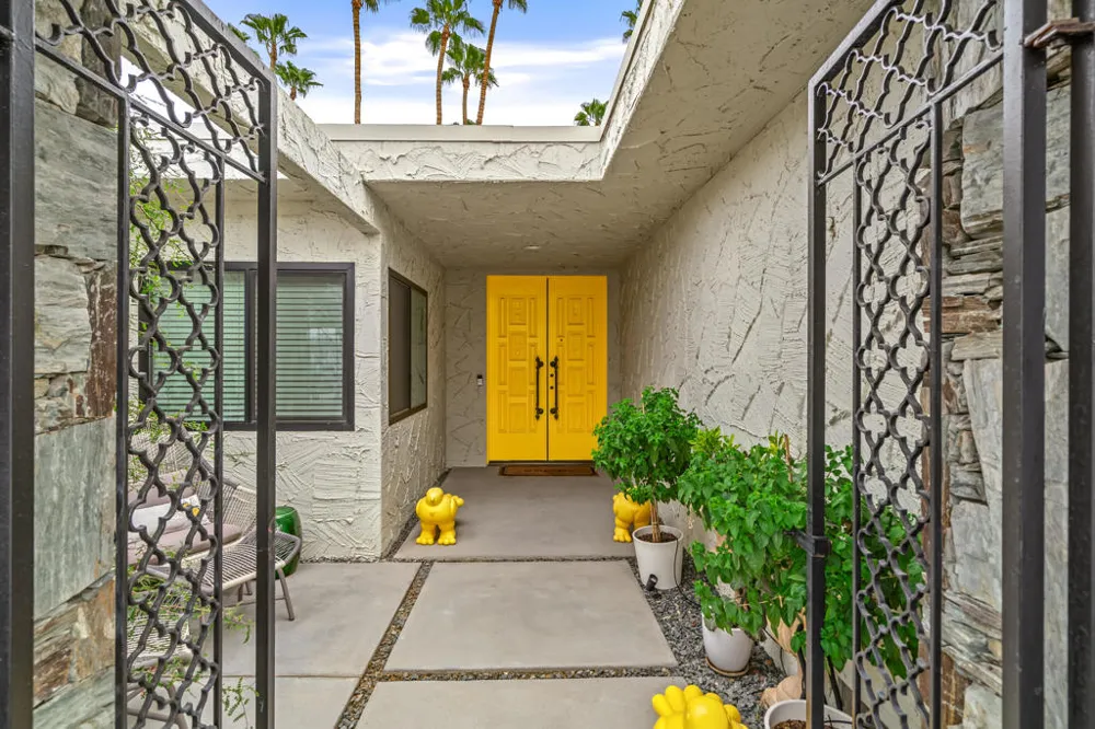 2162 S La Paz Way Palm Springs, CA 92264