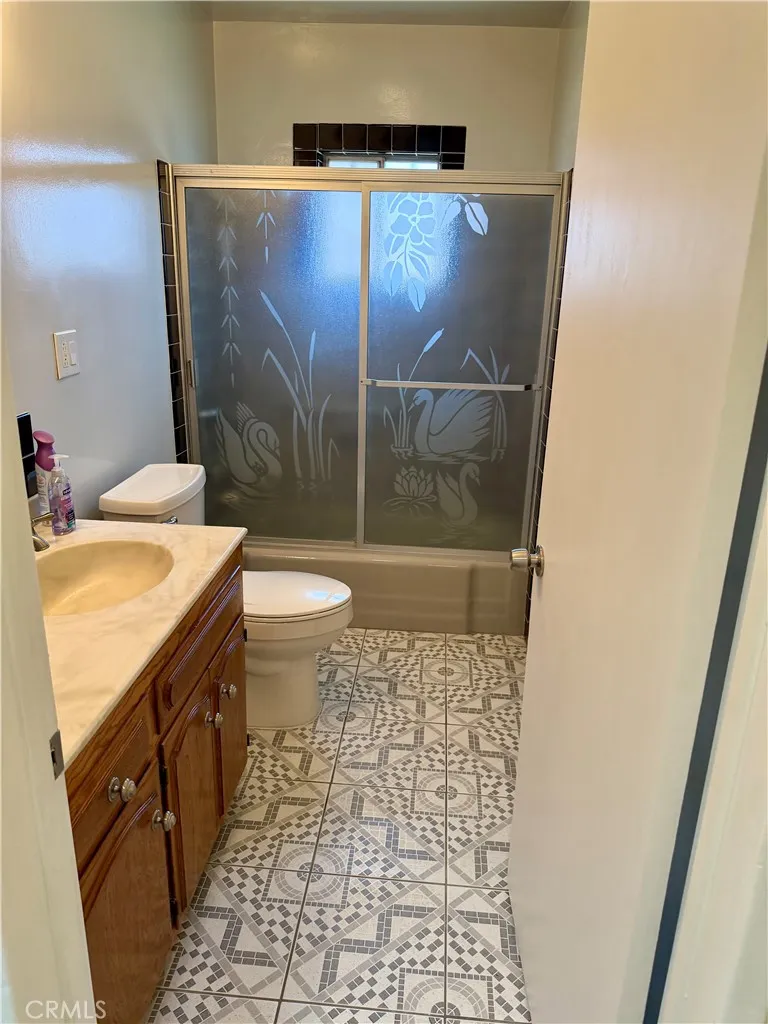 2938 Los Flores Lynwood, CA 90262