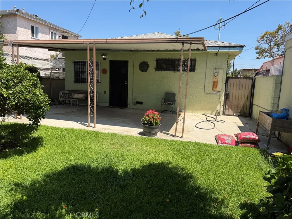 2938 Los Flores Lynwood, CA 90262