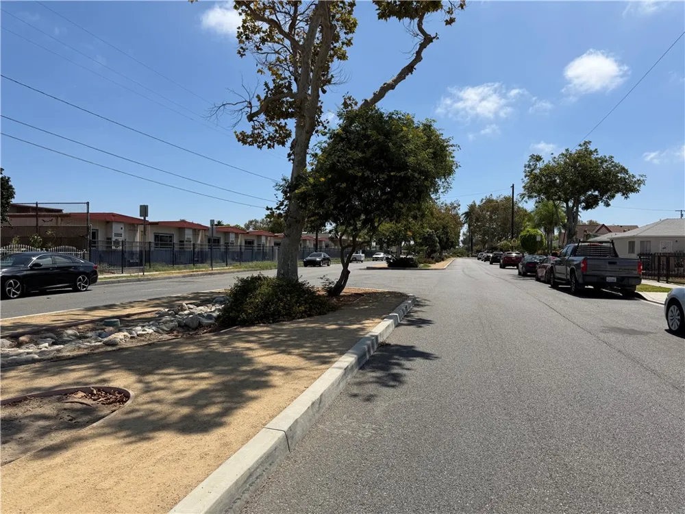2938 Los Flores Lynwood, CA 90262