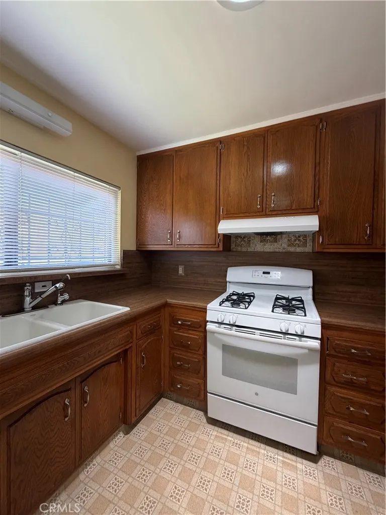 2938 Los Flores Lynwood, CA 90262