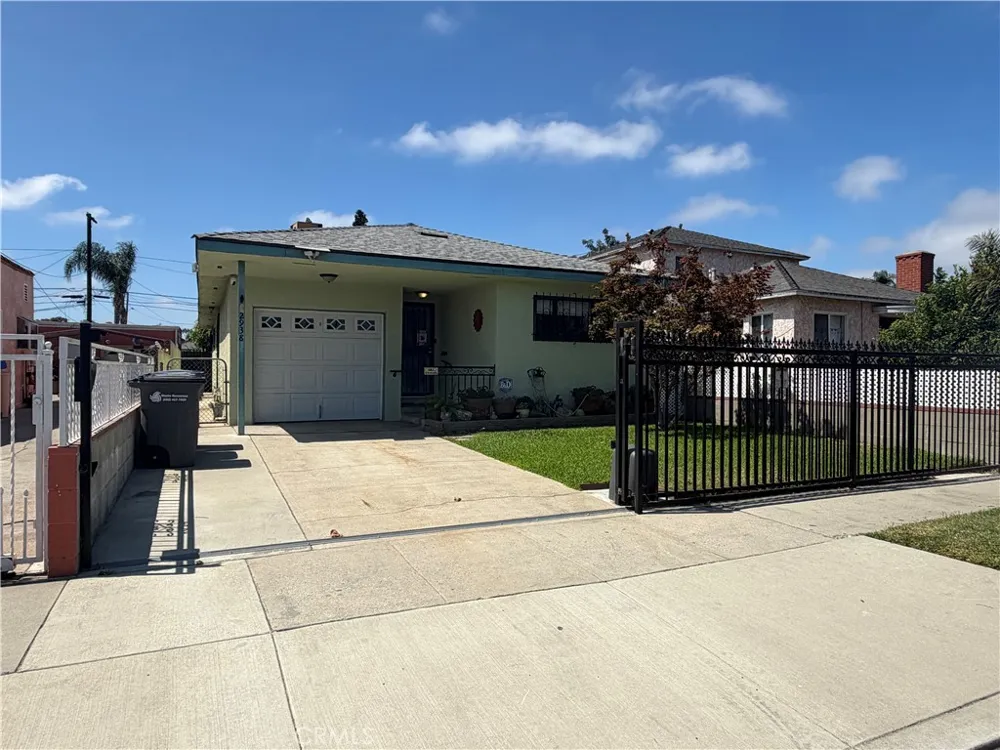 2938 Los Flores Lynwood, CA 90262