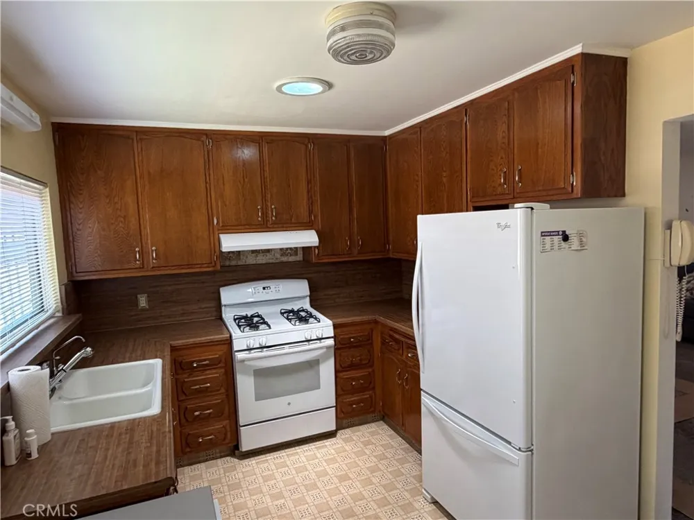 2938 Los Flores Lynwood, CA 90262