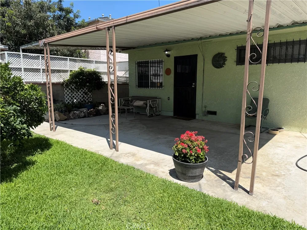 2938 Los Flores Lynwood, CA 90262