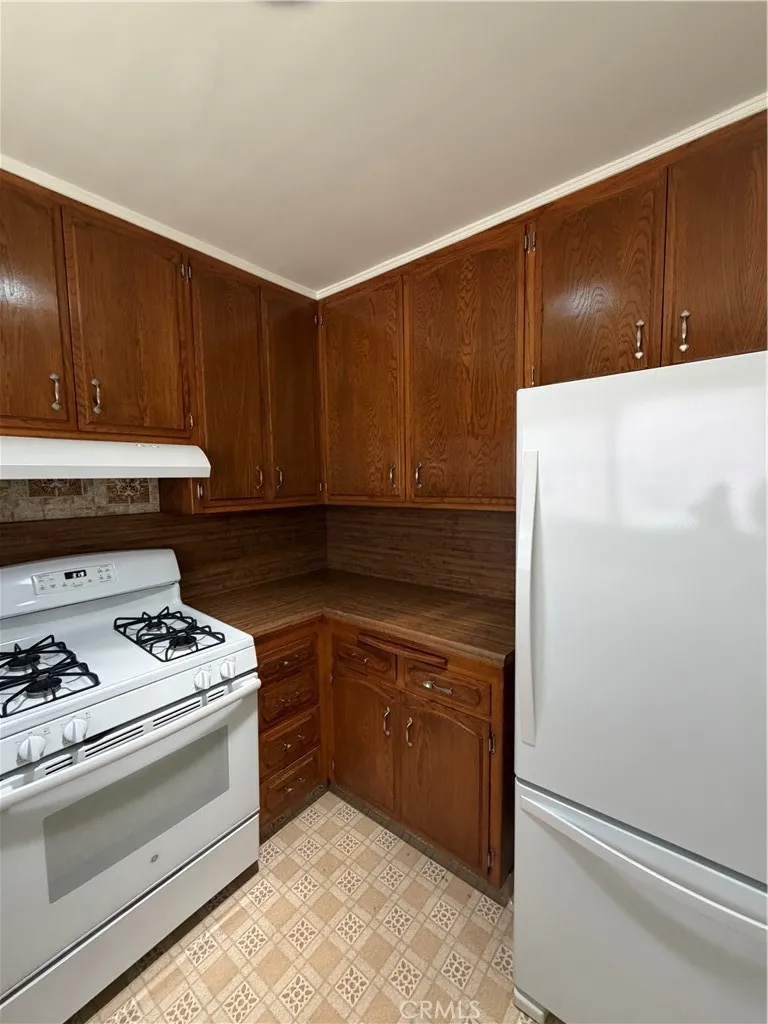 2938 Los Flores Lynwood, CA 90262