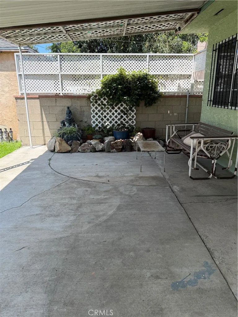 2938 Los Flores Lynwood, CA 90262