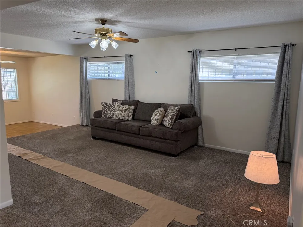 2938 Los Flores Lynwood, CA 90262