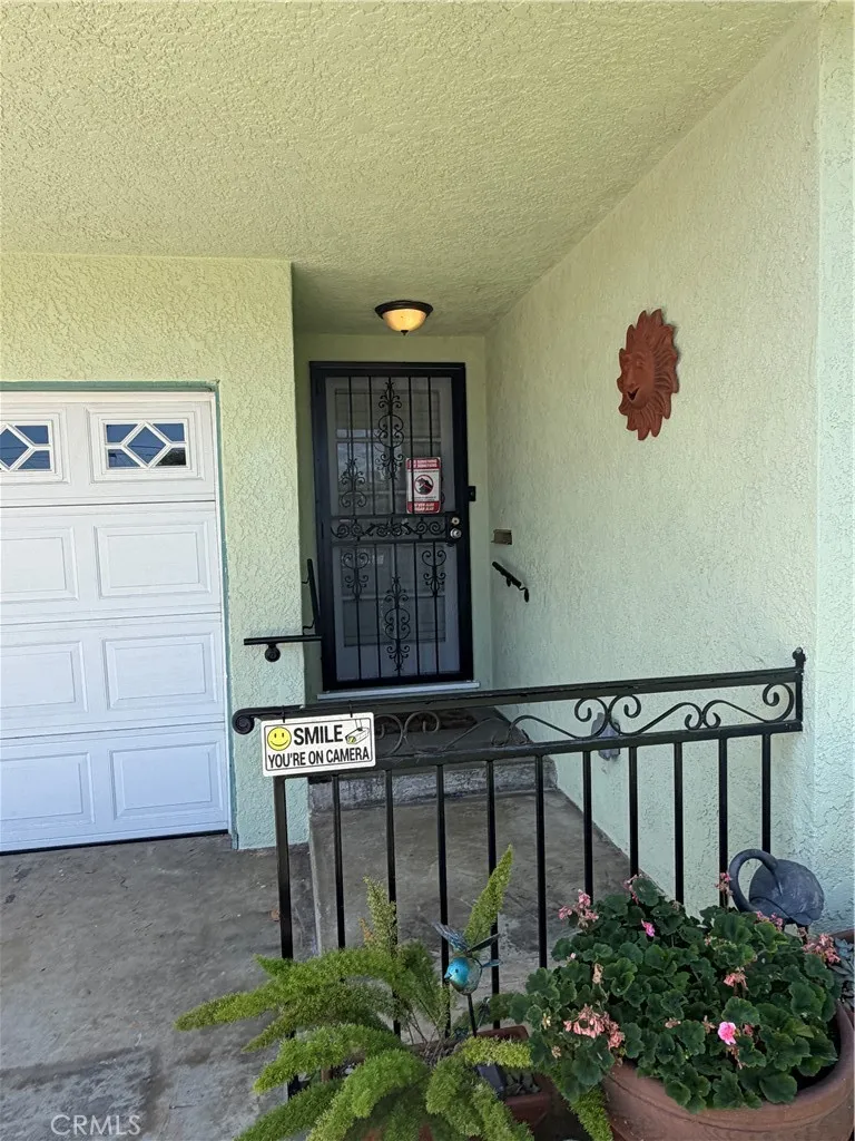 2938 Los Flores Lynwood, CA 90262