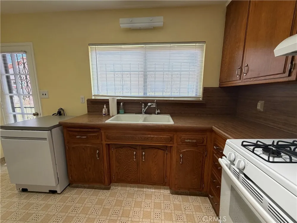 2938 Los Flores Lynwood, CA 90262