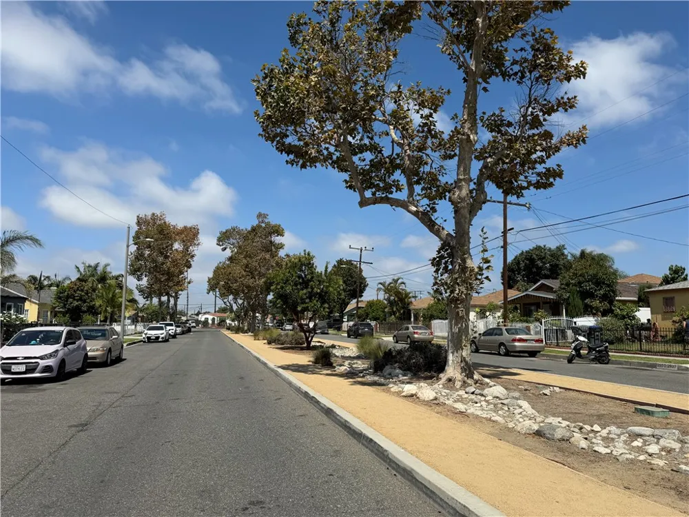 2938 Los Flores Lynwood, CA 90262