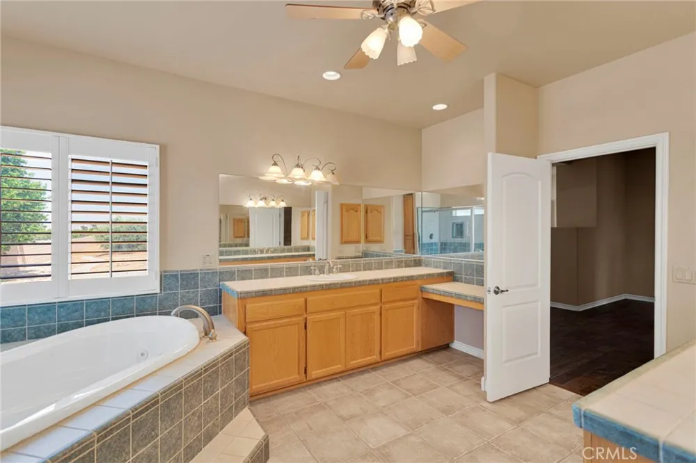7091 Coriander Oak Hills, CA 92344