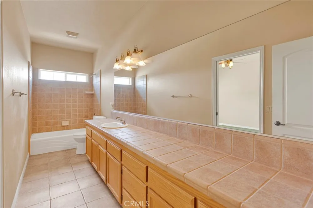 7091 Coriander Oak Hills, CA 92344
