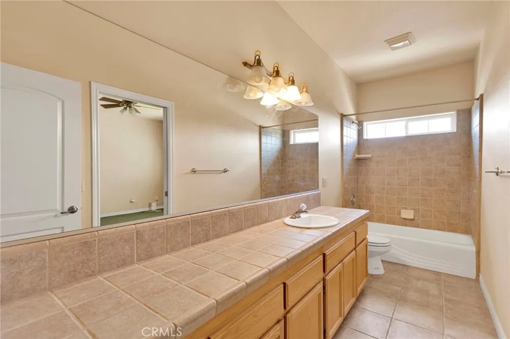 7091 Coriander Oak Hills, CA 92344