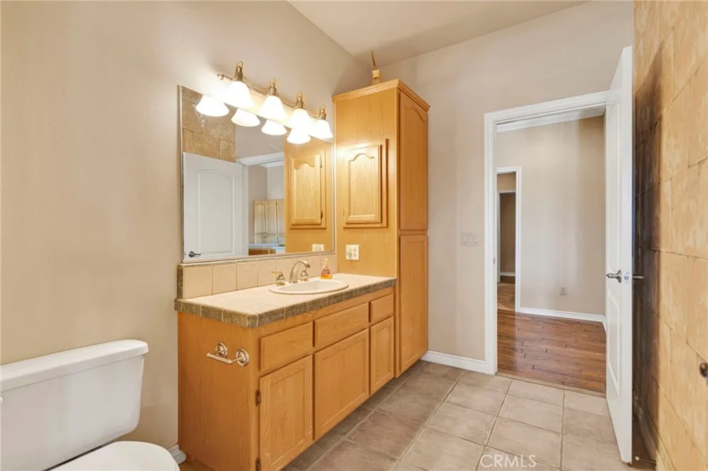 7091 Coriander Oak Hills, CA 92344