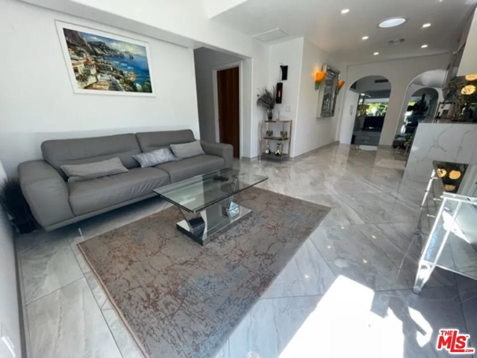 425 Sunridge Street Playa del Rey, CA 90293