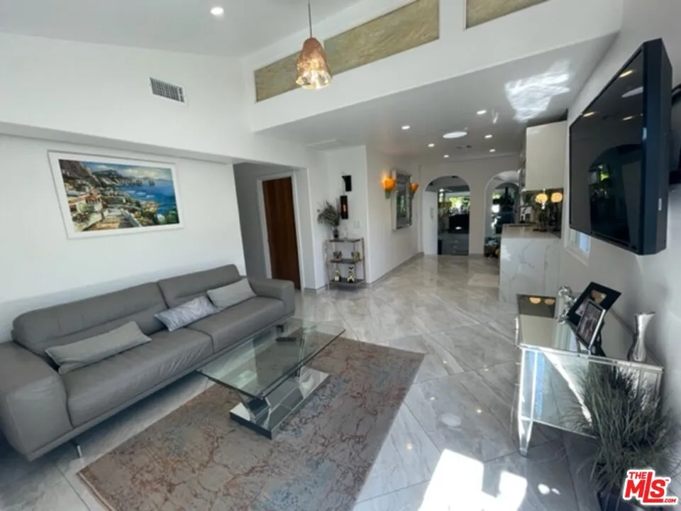 425 Sunridge Street Playa del Rey, CA 90293