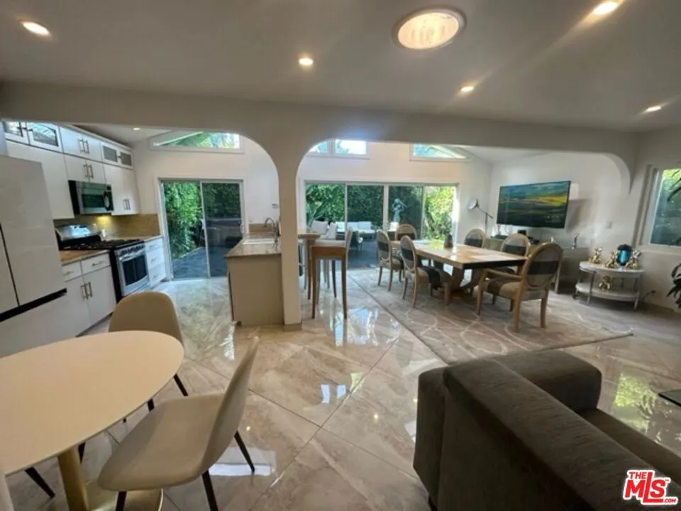 425 Sunridge Street Playa del Rey, CA 90293