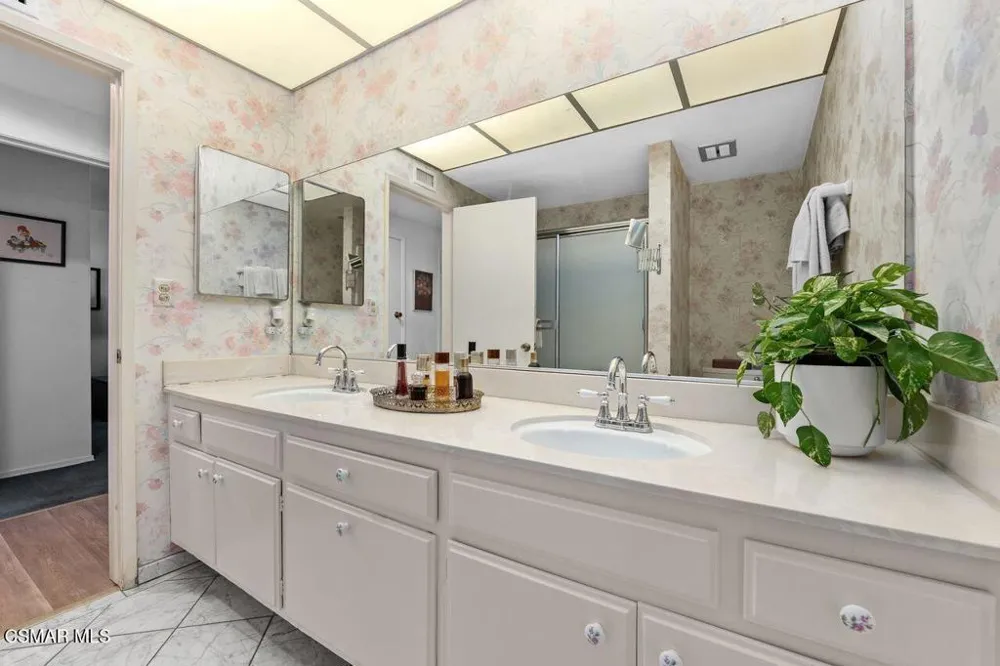 17701 Corinthian Drive Encino, CA 91316