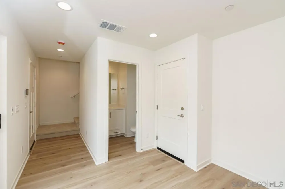 2564 Delphinium Ln Carlsbad, CA 92008