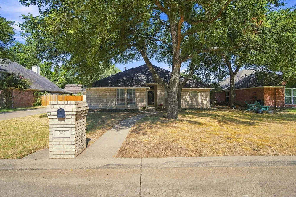 907 Red Oak Drive Mansfield, TX 76063