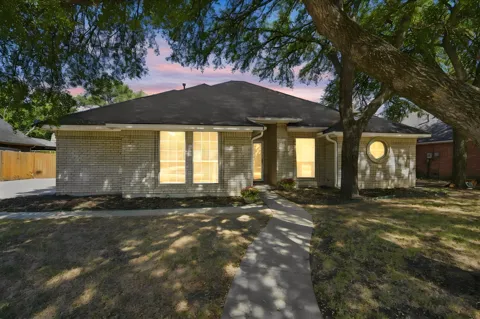 907 Red Oak Drive