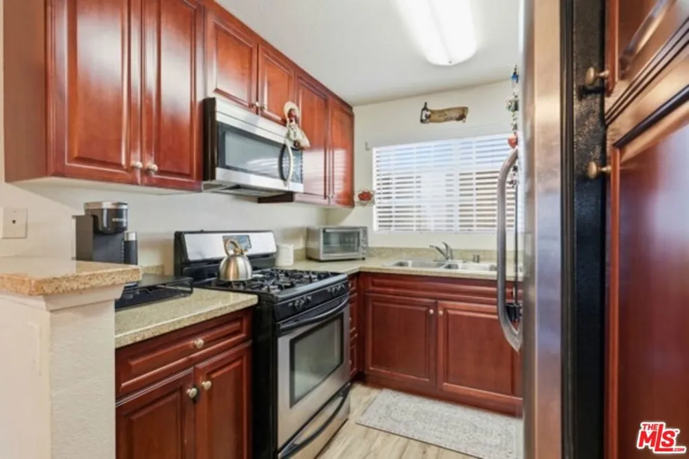 21450 Burbank Boulevard #314 Woodland Hills, CA 91367