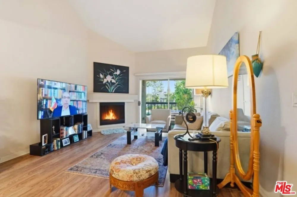 21450 Burbank Boulevard #314 Woodland Hills, CA 91367