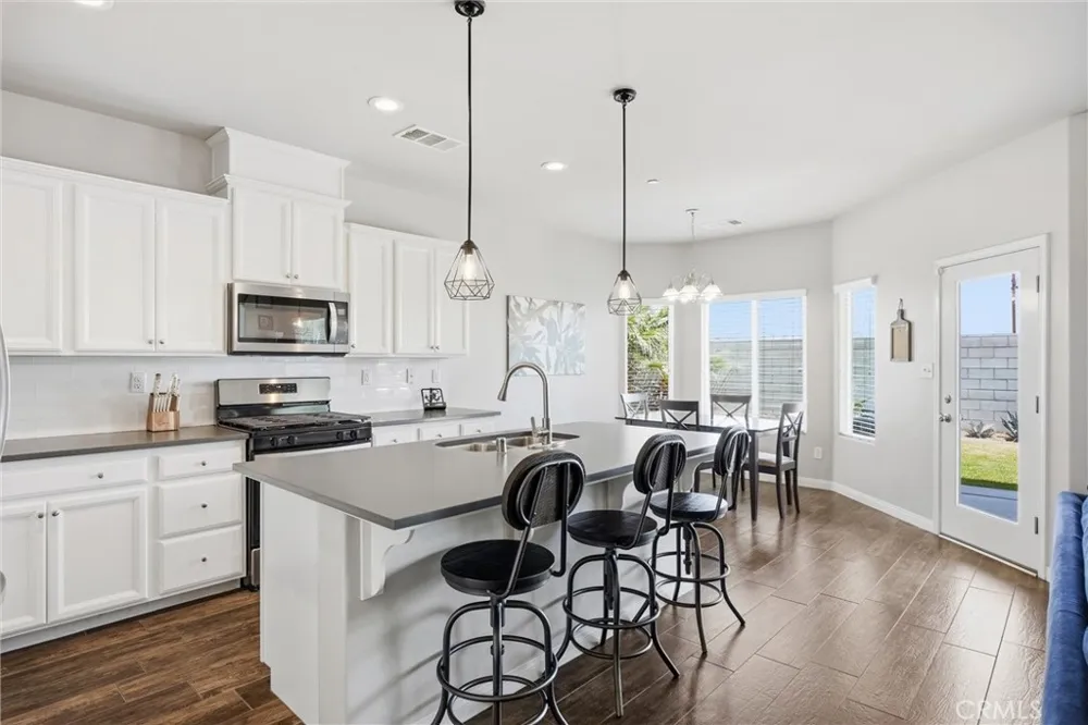 1906 McIntosh Way Bakersfield, CA 93312