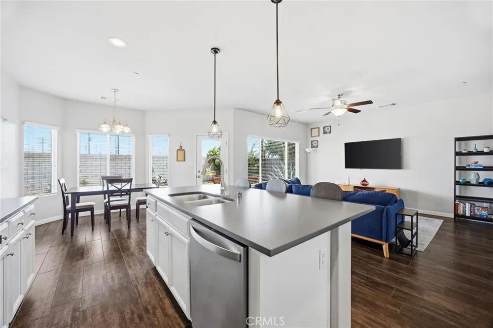 1906 McIntosh Way Bakersfield, CA 93312