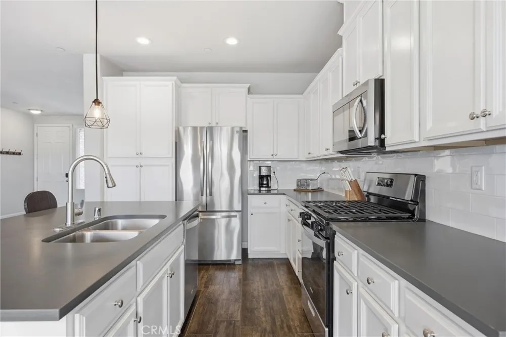 1906 McIntosh Way Bakersfield, CA 93312