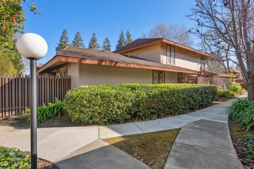 205 Red Oak Drive #P Sunnyvale, CA 94086