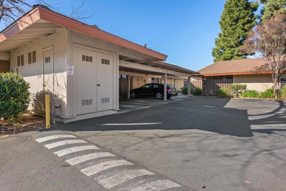 205 Red Oak Drive #P Sunnyvale, CA 94086