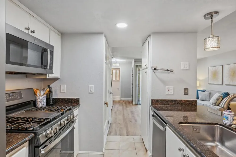 205 Red Oak Drive #P Sunnyvale, CA 94086