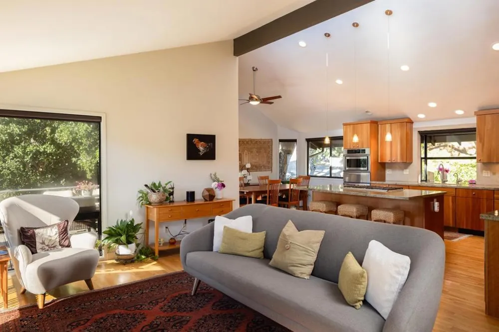 299 Calle De Los Agrinemsors Carmel Valley, CA 93924