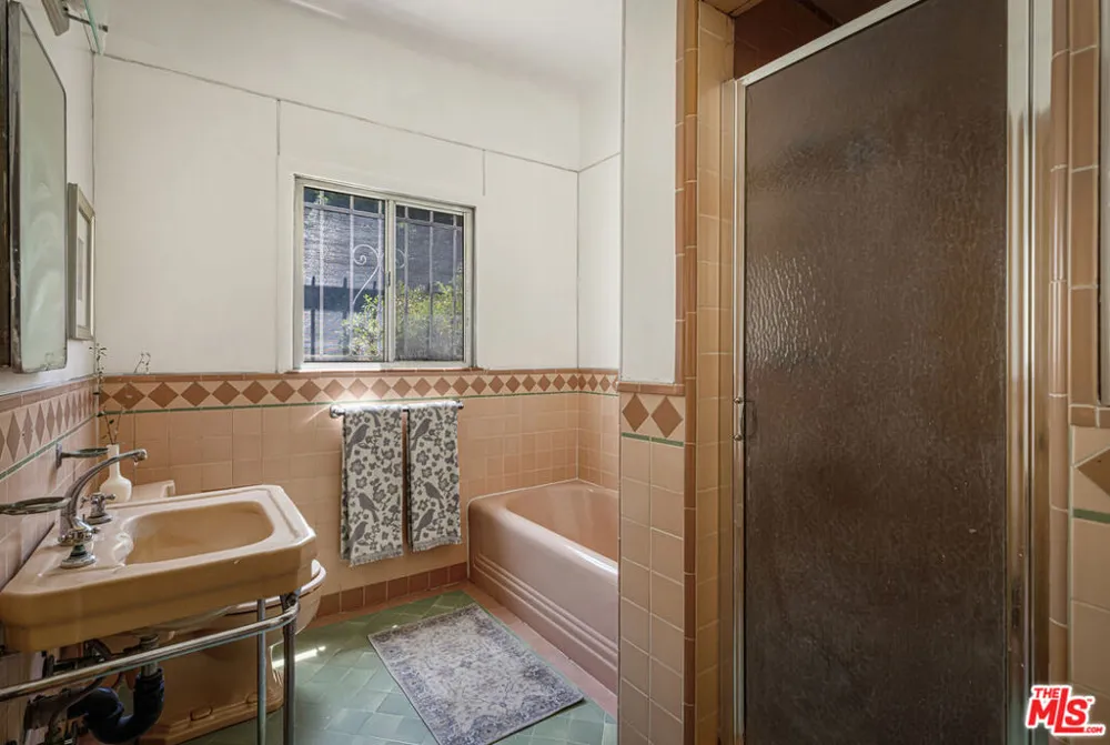 1143 S Westmoreland Avenue #5 Los Angeles, CA 90006