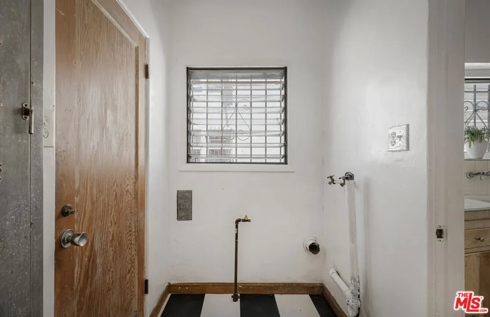 1143 S Westmoreland Avenue #5 Los Angeles, CA 90006