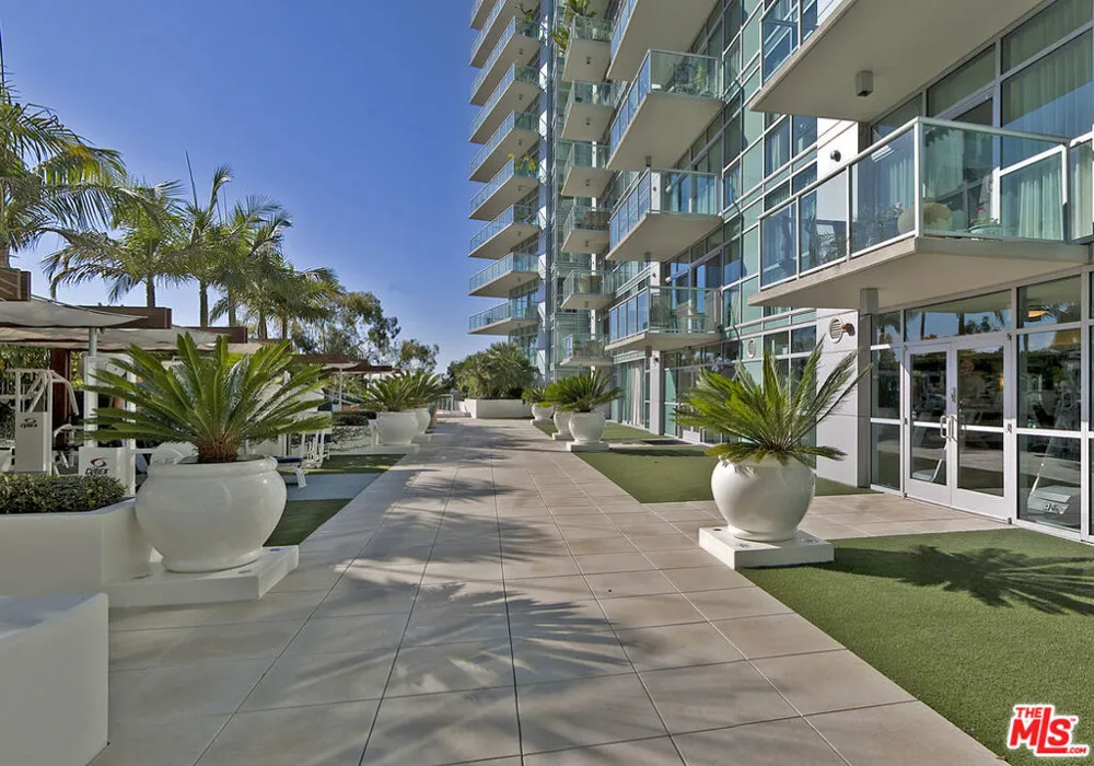 13700 Marina Pointe Drive #722 Marina del Rey, CA 90292