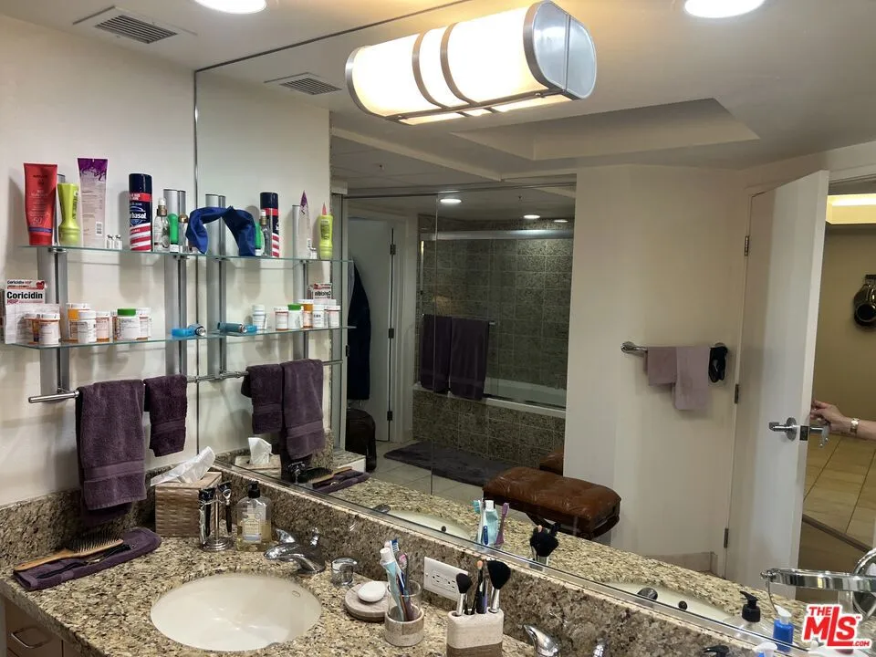13700 Marina Pointe Drive #722 Marina del Rey, CA 90292