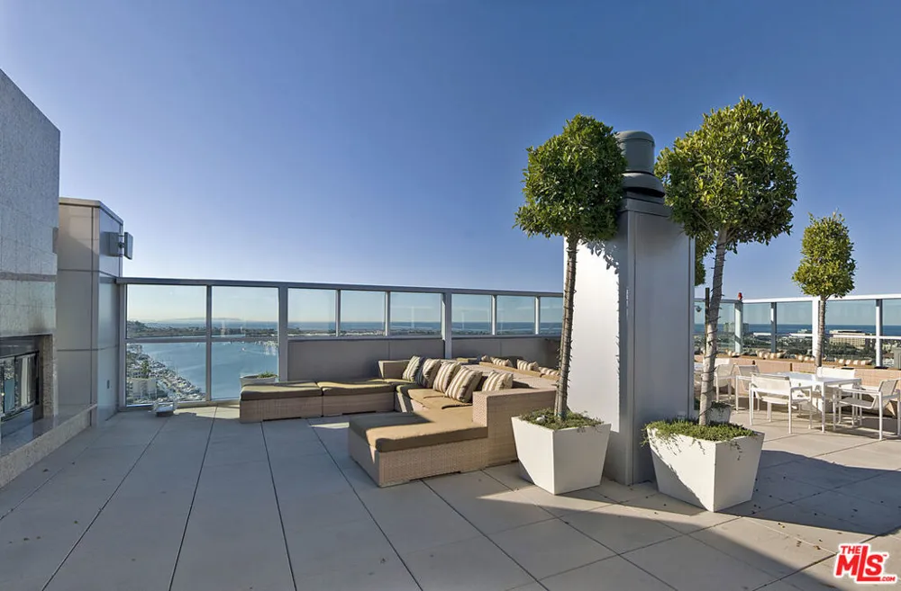 13700 Marina Pointe Drive #722 Marina del Rey, CA 90292