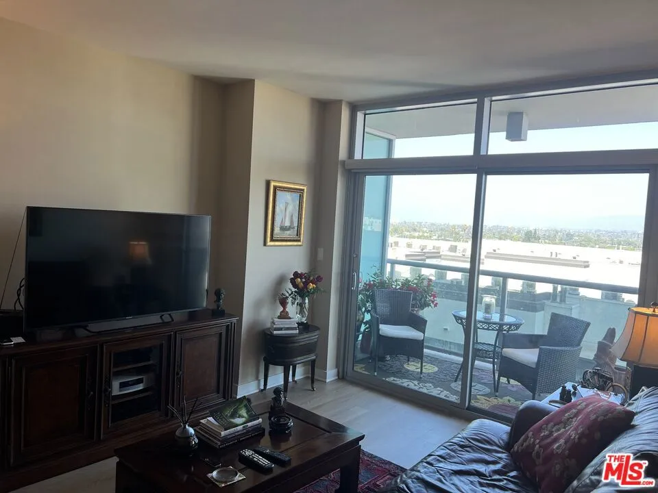 13700 Marina Pointe Drive #722 Marina del Rey, CA 90292