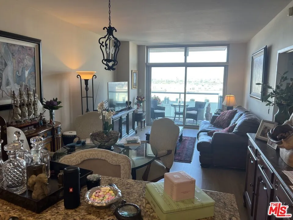 13700 Marina Pointe Drive #722 Marina del Rey, CA 90292