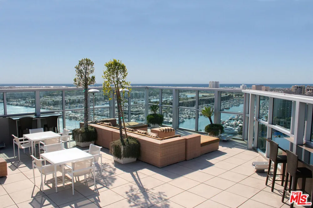 13700 Marina Pointe Drive #722 Marina del Rey, CA 90292