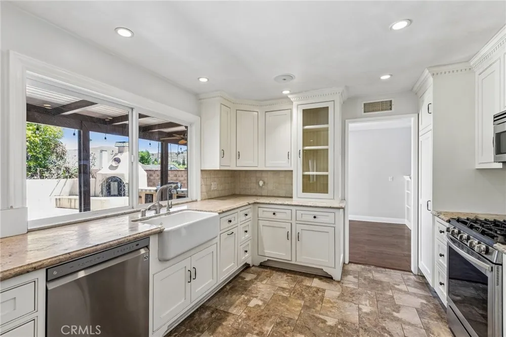 42 Kanan Road Oak Park, CA 91377