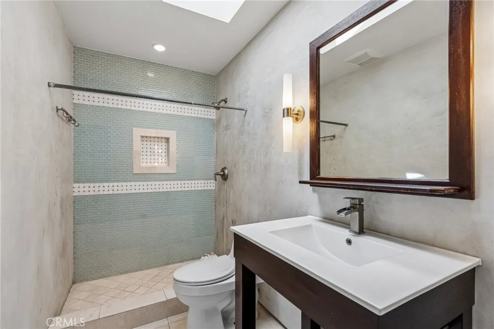 42 Kanan Road Oak Park, CA 91377