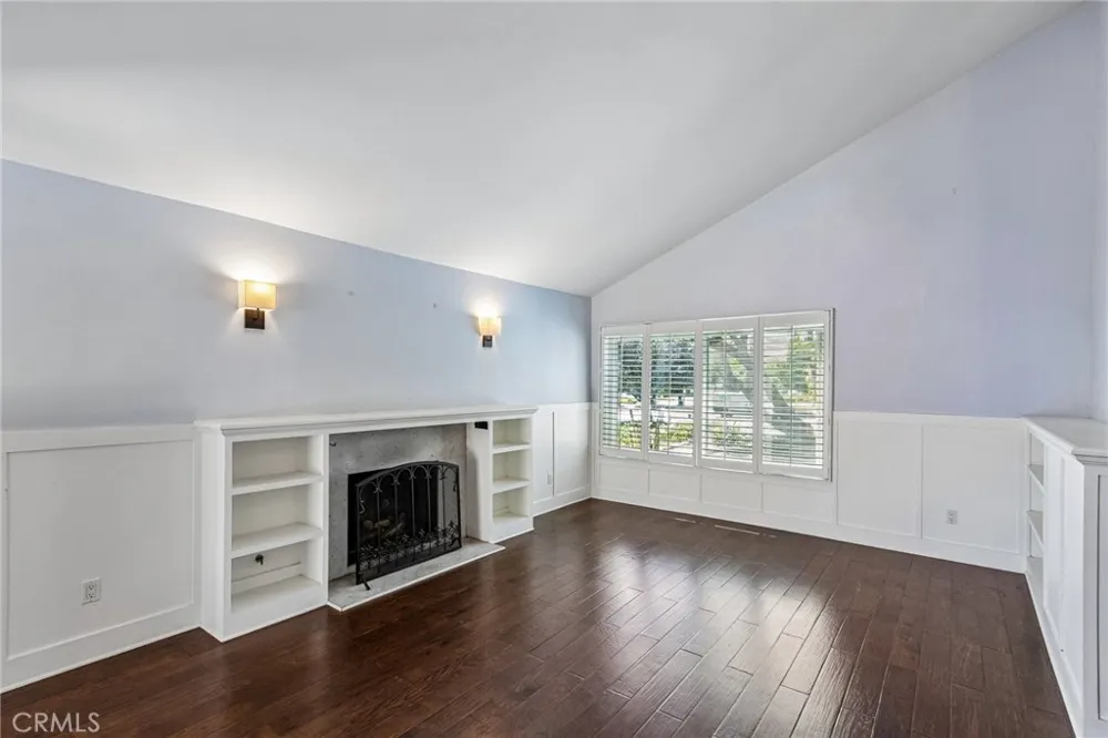 42 Kanan Road Oak Park, CA 91377