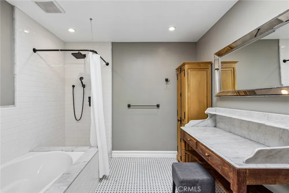 42 Kanan Road Oak Park, CA 91377