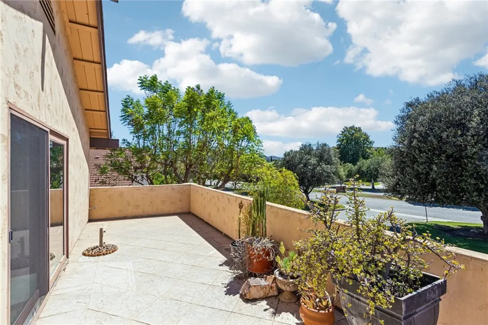 42 Kanan Road Oak Park, CA 91377